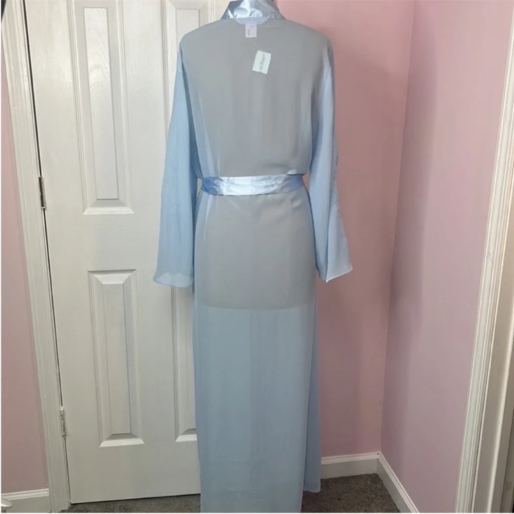 Le Vie en Rose NWT Semi Sheer Robe With Satin & Embroidery - Picture 3 of 6